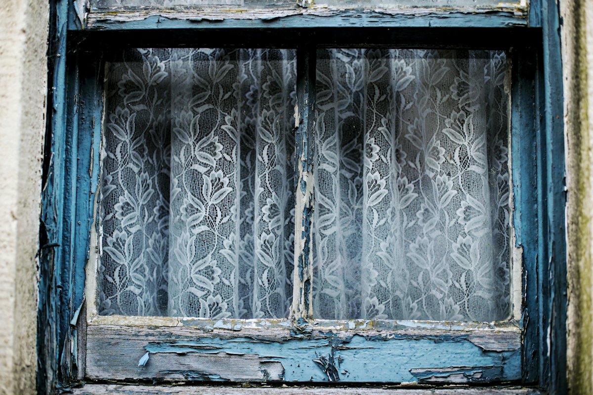 Ancienne fenêtre en bois à rénover