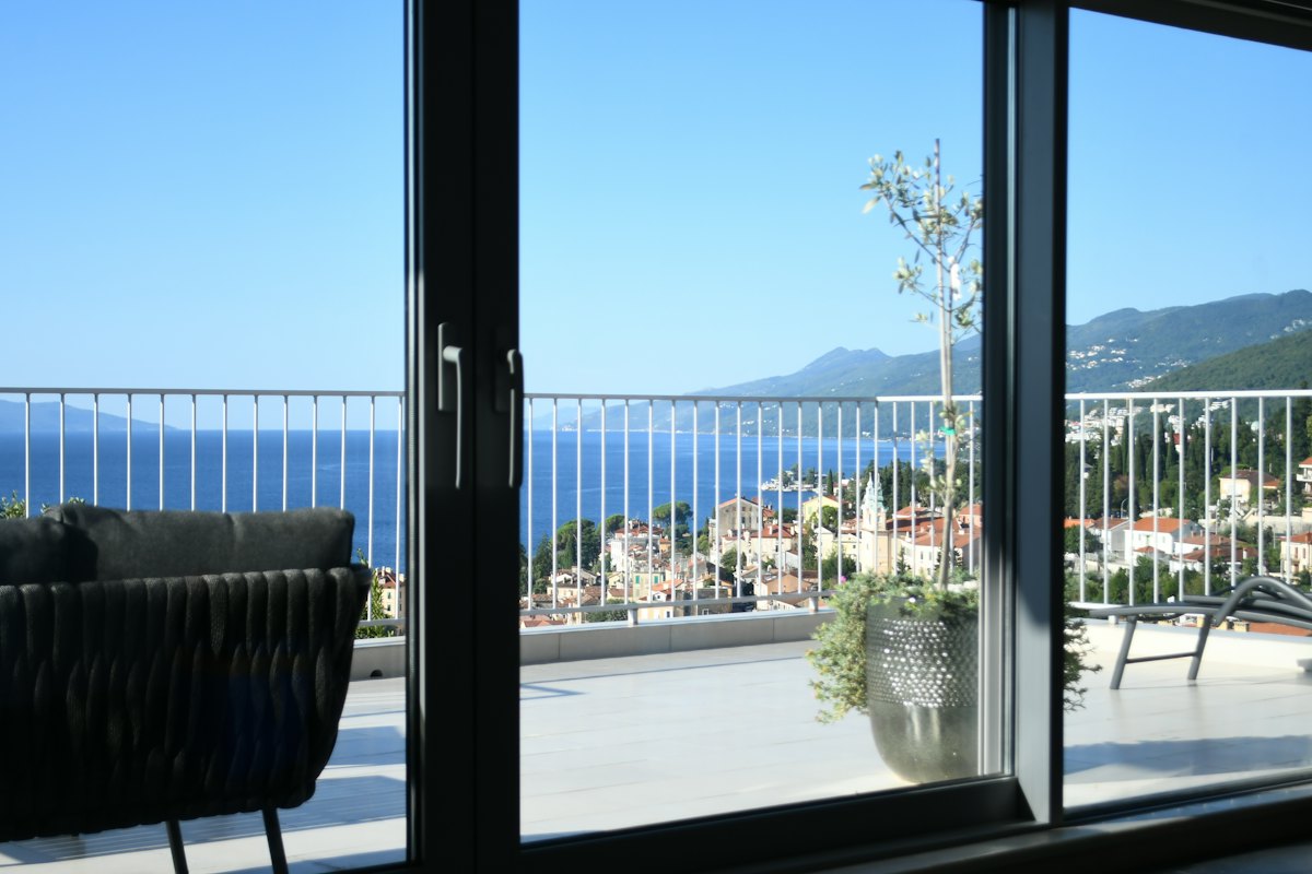 Fenêtre ouverte sur la mer depuis un appartement