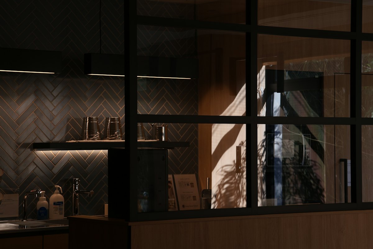 Verrière d'atelier noire séparant une cuisine