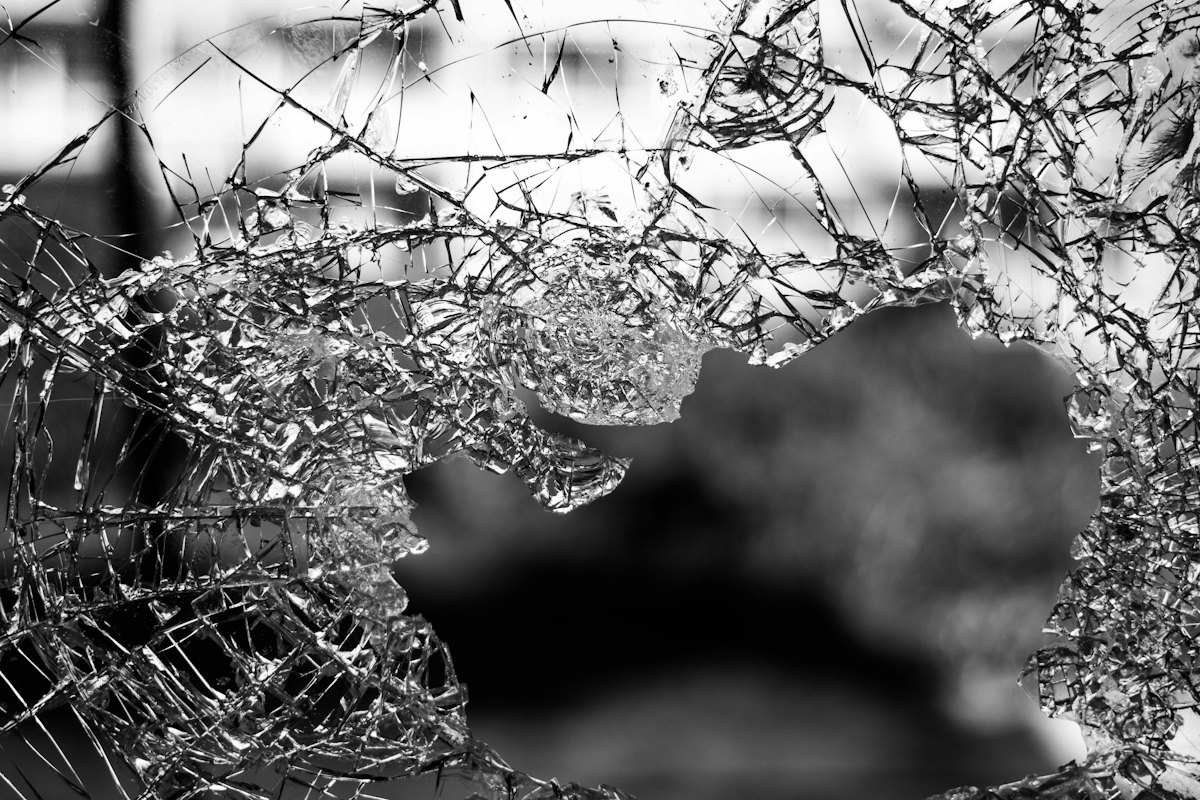 Verre brisé illustrant la différence entre verre feuilleté et trempé