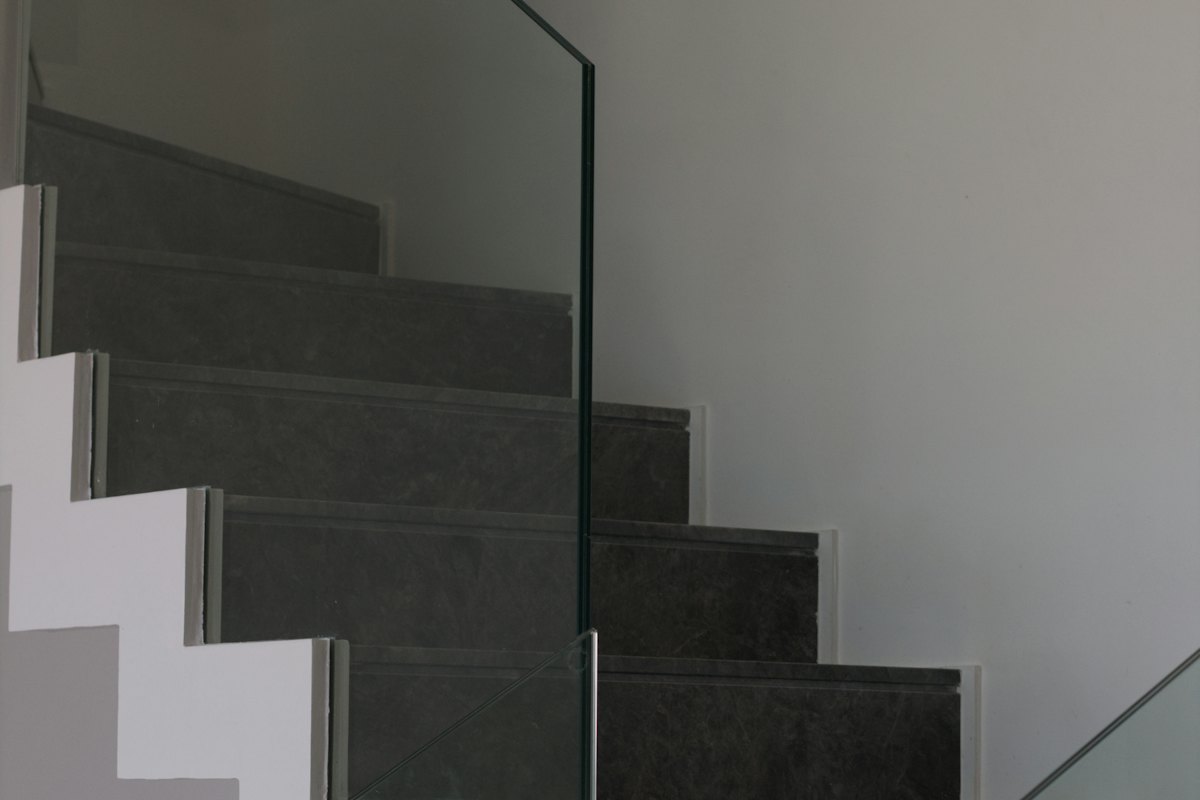 Escalier avec garde-corps en verre